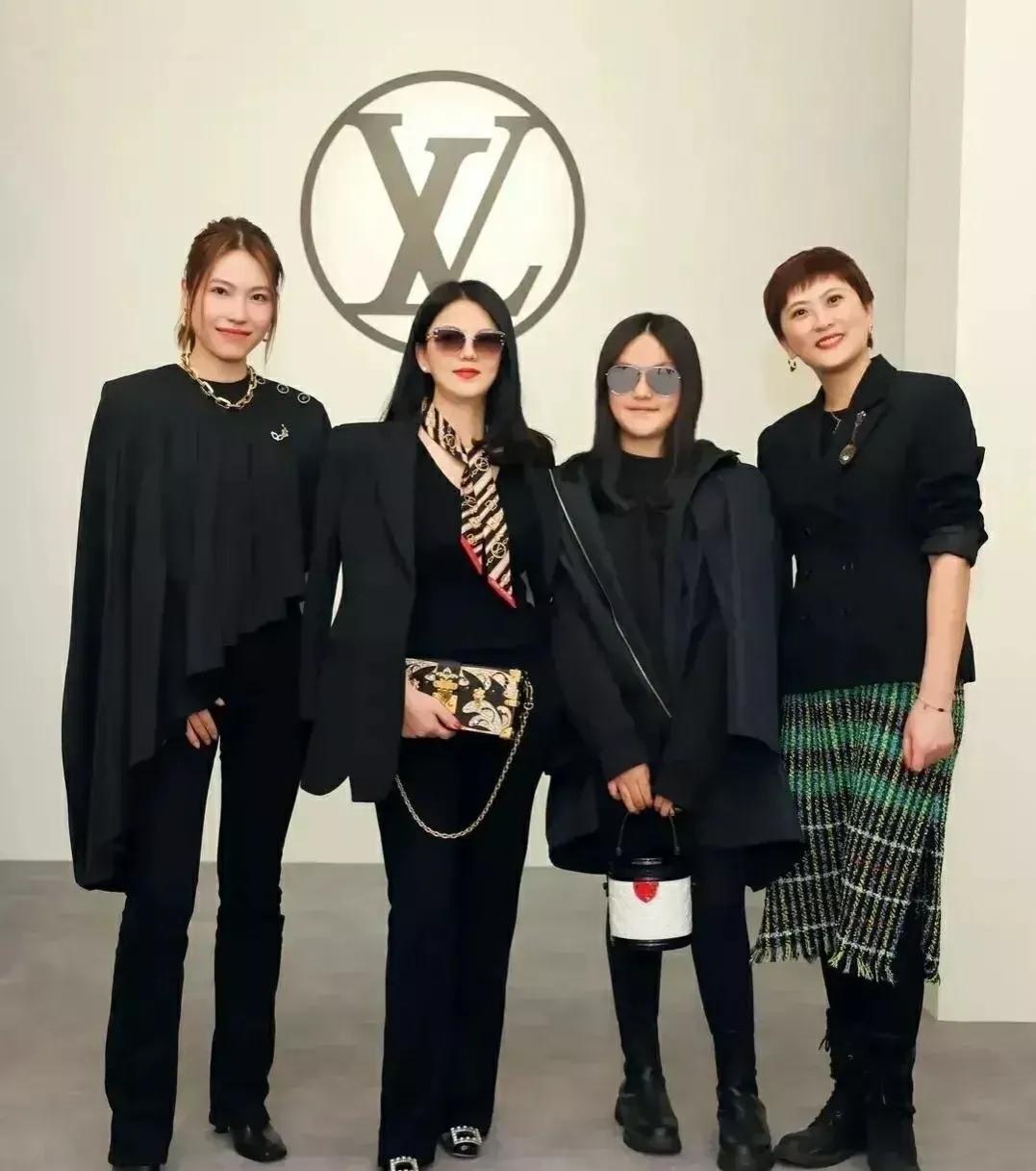 李湘和女儿王诗龄亮相某活动，穿搭一身大牌太奢华，一个生活费65万挺壕。

李湘无