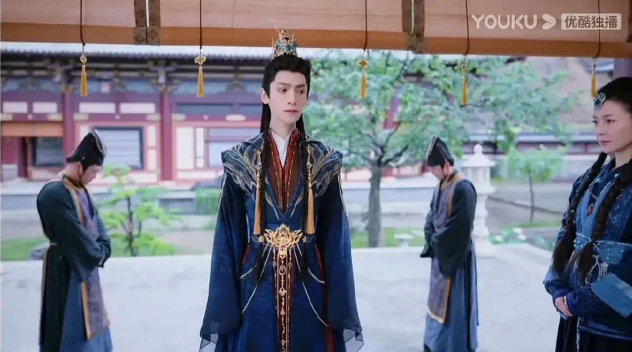 罗云熙太瘦了，在《长月烬明》里实在撑不起衣服来，他已经不是简单的“脱相”那么简单