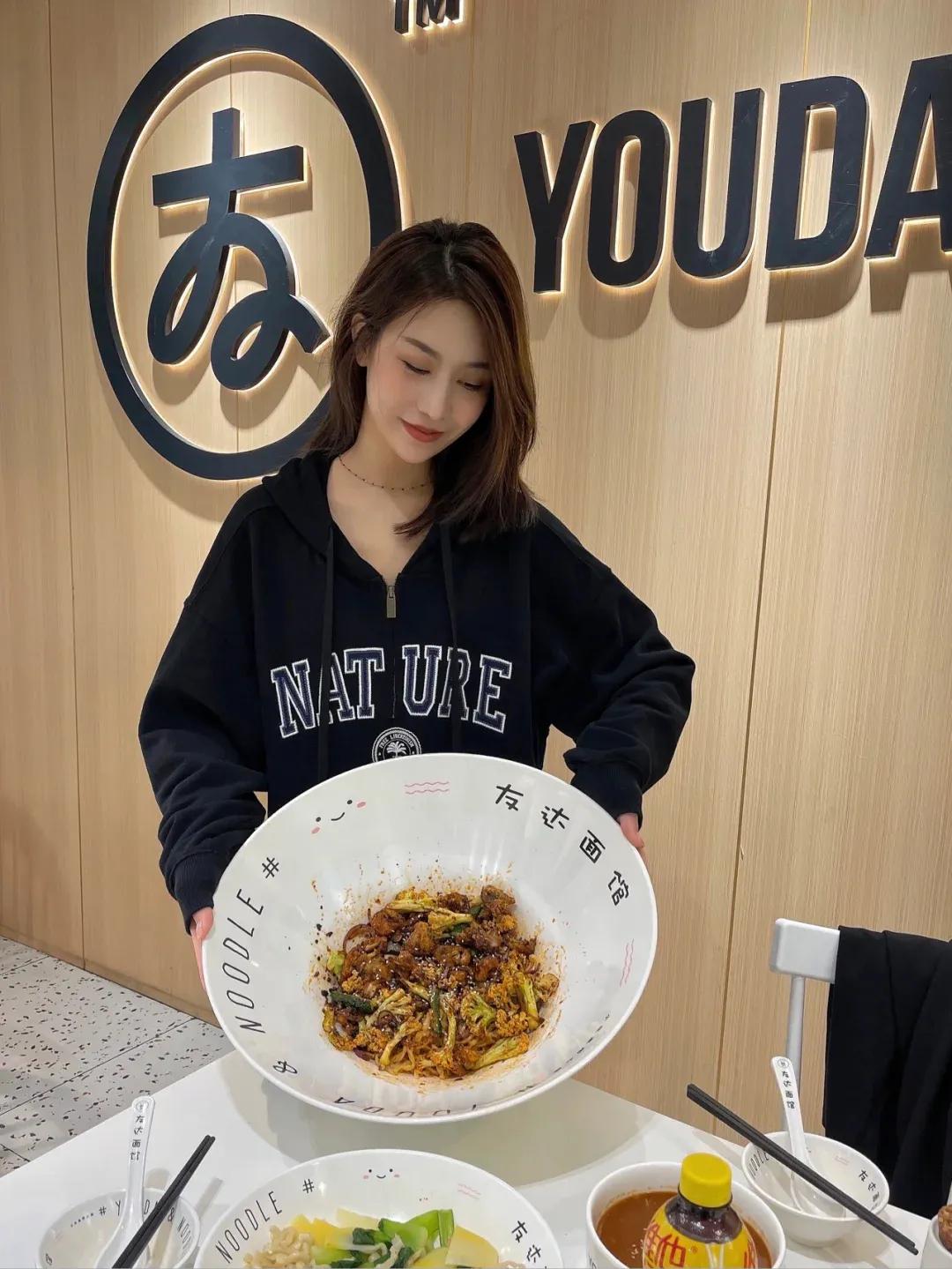 坐标：济南   一定要来挑战他家的巨无霸牛蛙拌面     他家的面碗真的非常的出