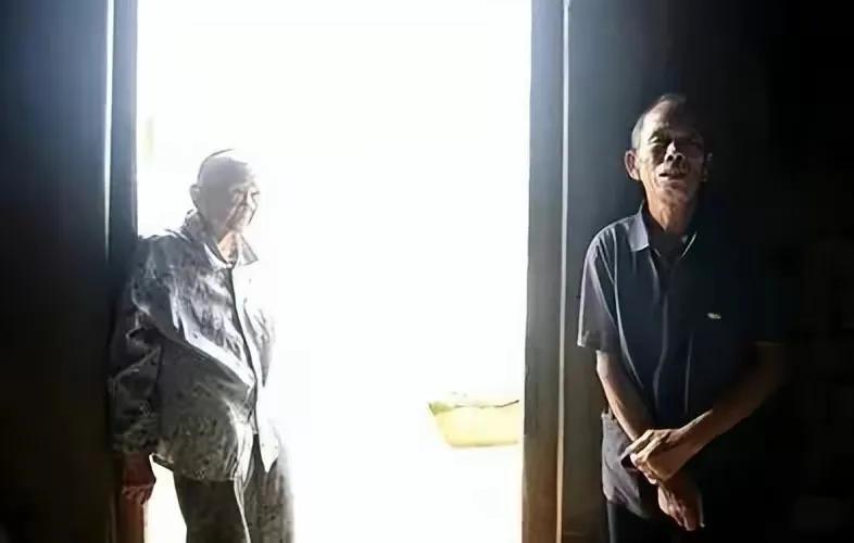 1944年，被日军折磨了3个月的韦绍兰终于从慰安所逃回家。不久后，她发现自己怀了