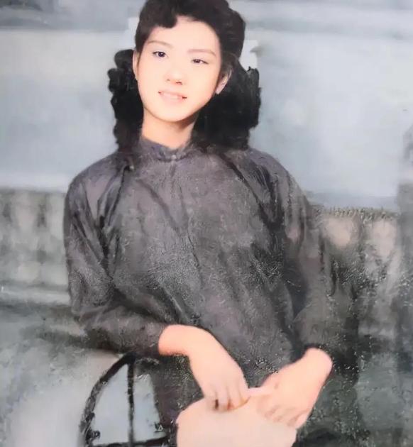历史老照片：
刘惜芬烈士的一张留影。
1949年，年轻的她投身于解放事业之中，利