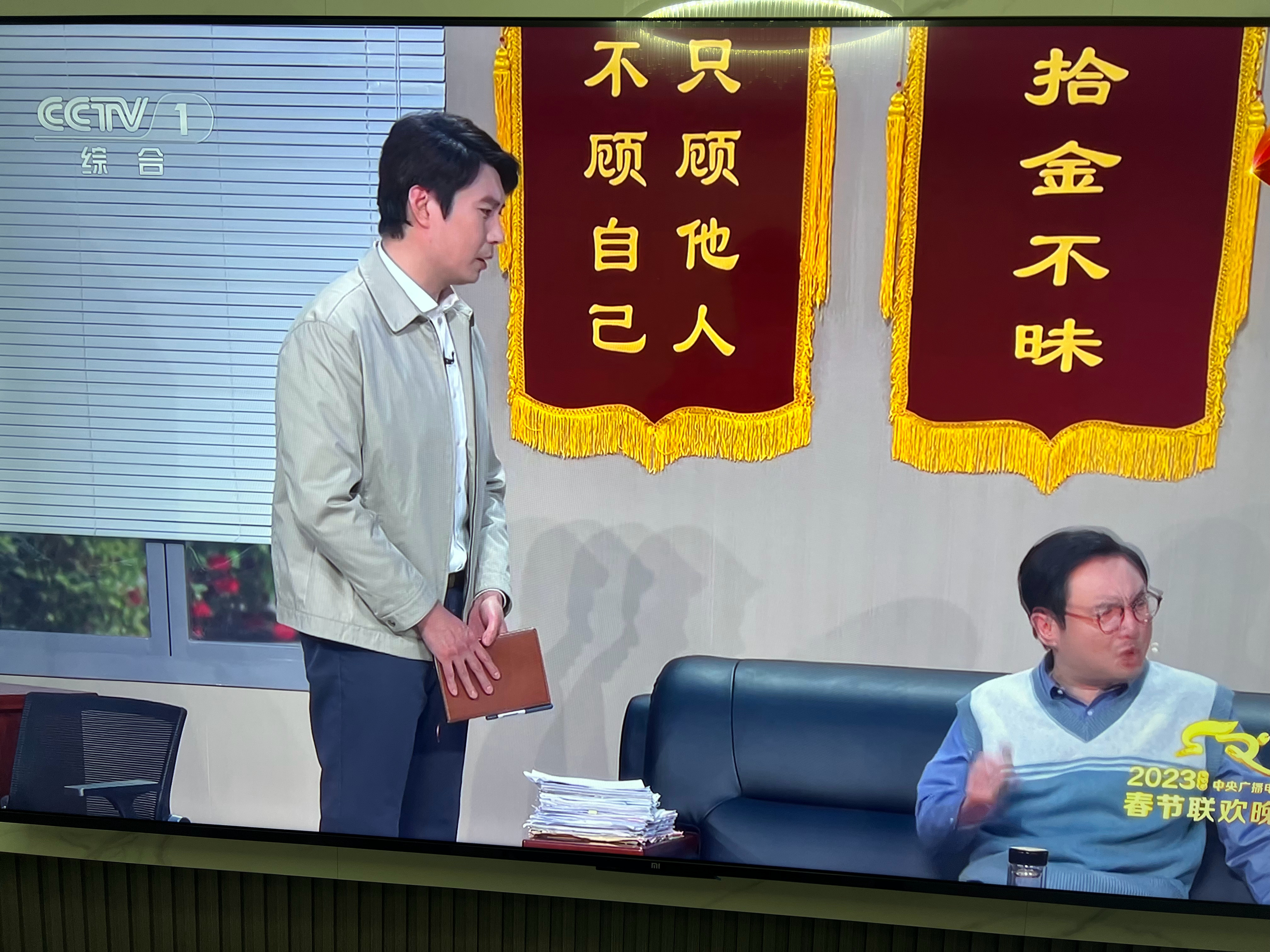 艾伦终于不演傻子了 不然艾伦跟傻子 真是傻傻等不清了 哈哈哈哈哈哈 ​​​