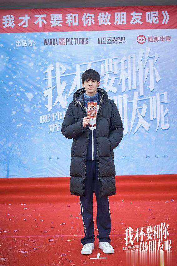 电影#我才不要和你做朋友呢# 开机！ 由青年导演何念执导，庄达菲、陈昊宇、王皓领