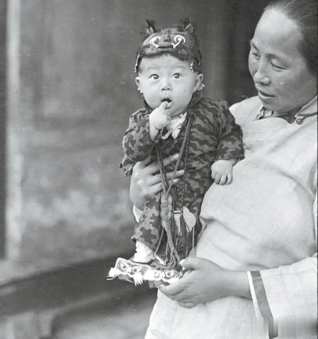 这是谁家的老祖宗小时候这么可爱呀[偷笑]
这张老照片拍摄于 1919年的老北京，