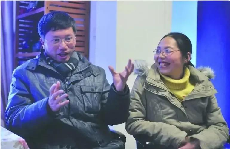 “这个门进来一个强盗，他拿着刀要捅你们的时候，第一个为你们挡刀的绝对是我”。说这