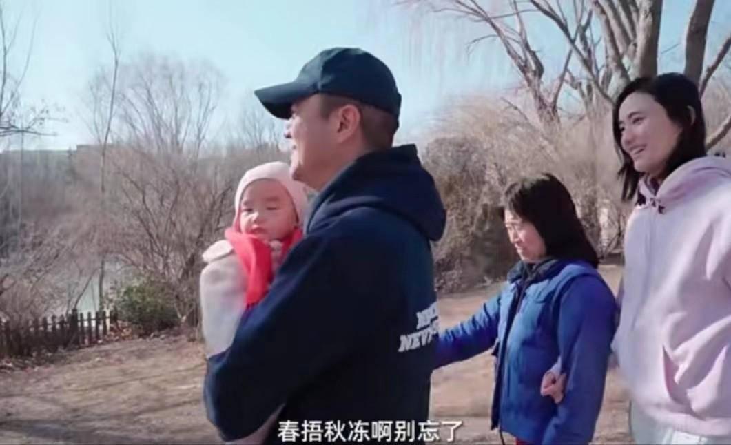 李亚鹏和家人出游。今日（2月4日），李亚鹏又来分享生活了，这次分享的是和家人出游