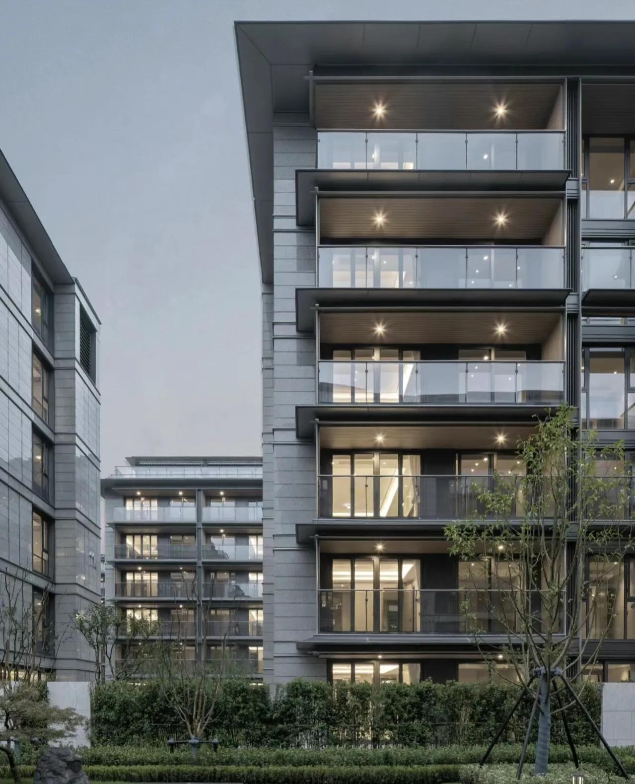 住在这里就是敞亮，绿城代建、品质卓越--云庐系产品立面细节，用了大量铝单板，建筑