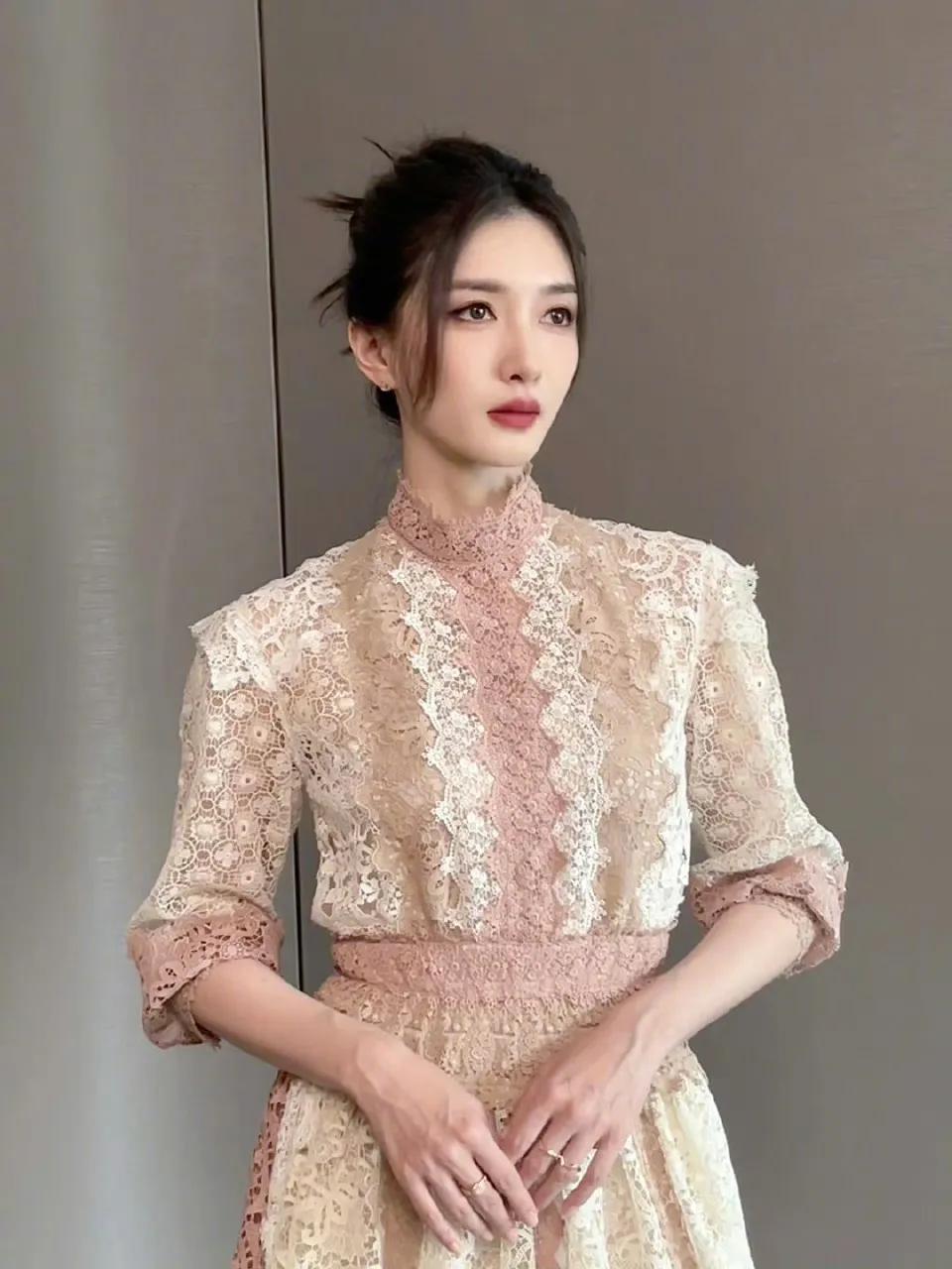 江疏影的肤色嫩的像初恋的女孩

江疏影不但人漂亮，而且学历也高，凭借电影《致我们