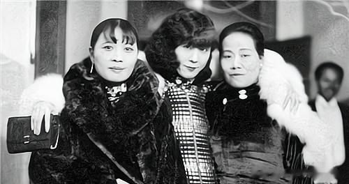 1930年，三位民国时期的最顶级贵妇合影，照片中的女子从左至右分别是宋美龄、于凤