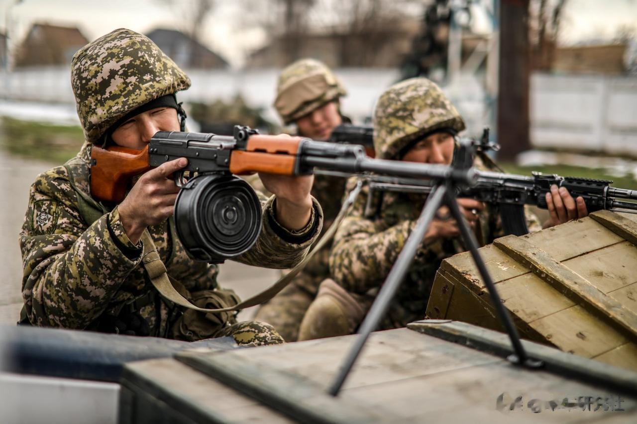 在吉尔吉斯斯坦武装部队服役的中国81式轻机枪。