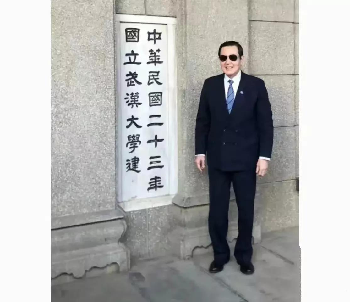 马英九今天在武汉大学拍了这张照片。他说自己第一次来大陆，真是等得太久了。这次来，