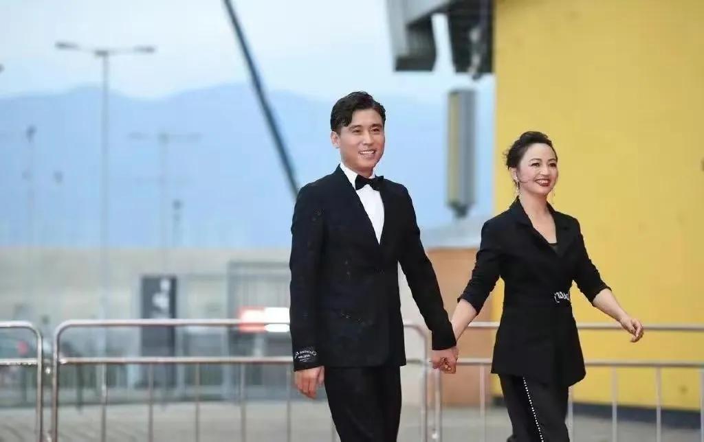 ​华谊老板娘罗海琼，虽没了往日的美貌但多了几分从容。

参加活动，一身黑色示人，