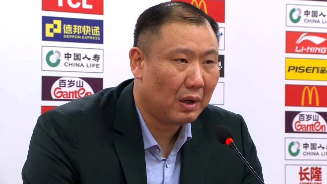 真是心寒！山东男篮惨败主帅王晗赛后摊牌，8字发声真是伤透了心，太不容易了。

比