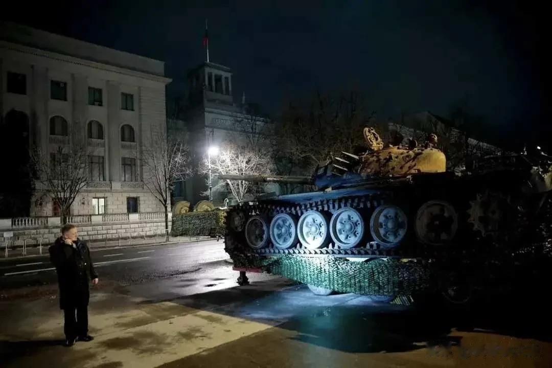 伤害性不大，侮辱性极强。
德国把一辆被摧毁的俄罗斯坦克摆放在俄罗斯驻德国柏林大使