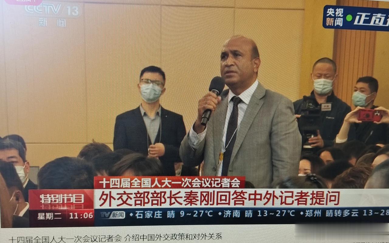 这位老铁巴通社记者在英语提问时，用英语提问卡了1分钟，好像是单词忘记了，憋了半天