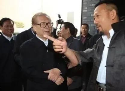 2009年，退休后的江泽民到《让子弹飞》剧组探班。

2009年10月24日，退