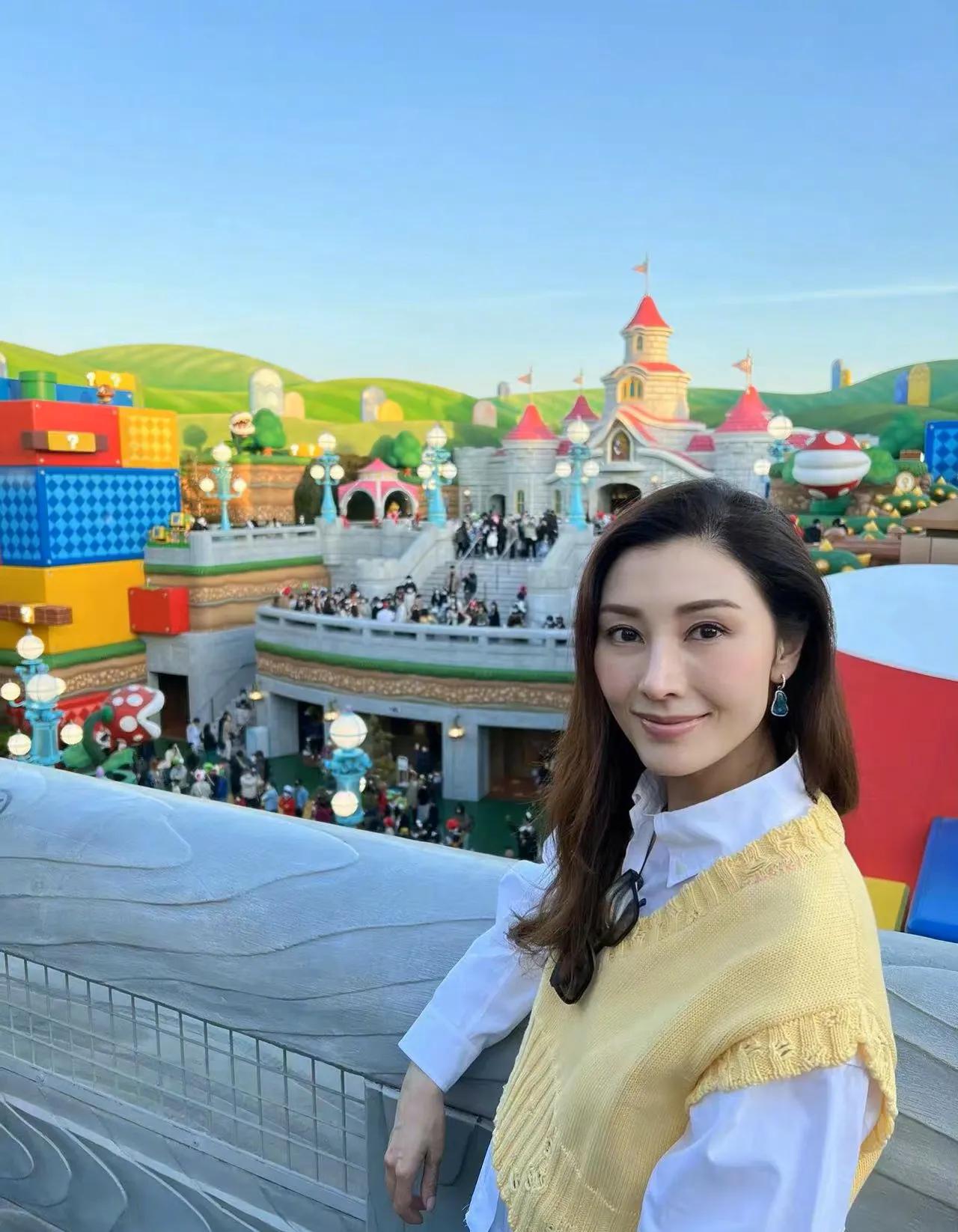 李嘉欣游迪士尼乐园，穿着朴素简单，毛衣有破洞和毛边。她不是穷，也不是衣品差，而是