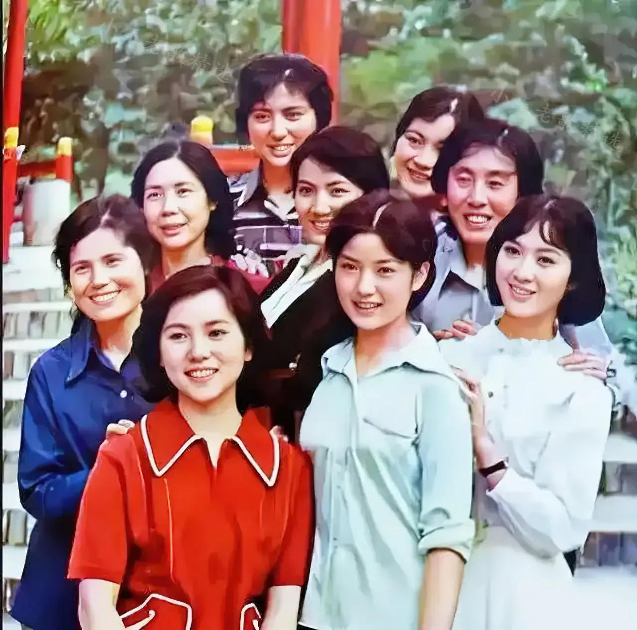 一群知名的老艺人
全都认识的
应该都是60后吧？