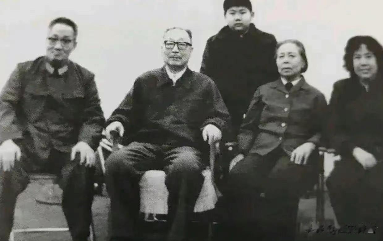 1982年，毛岸青携家人看望德