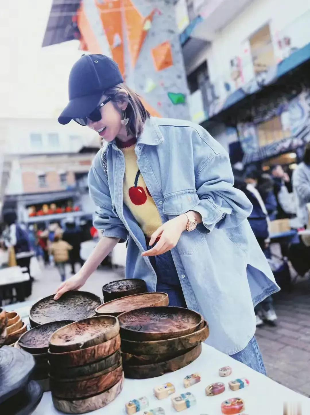唐艺昕云南街上吃美食，穿搭牛仔外套配糖果针织挺可爱，戴着时髦的墨镜品尝各种小吃。