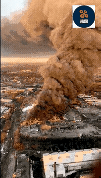 据美国媒体报道：
今日美国一核武器研究中心突然发生剧烈爆炸，蘑菇云腾飞，火光冲天