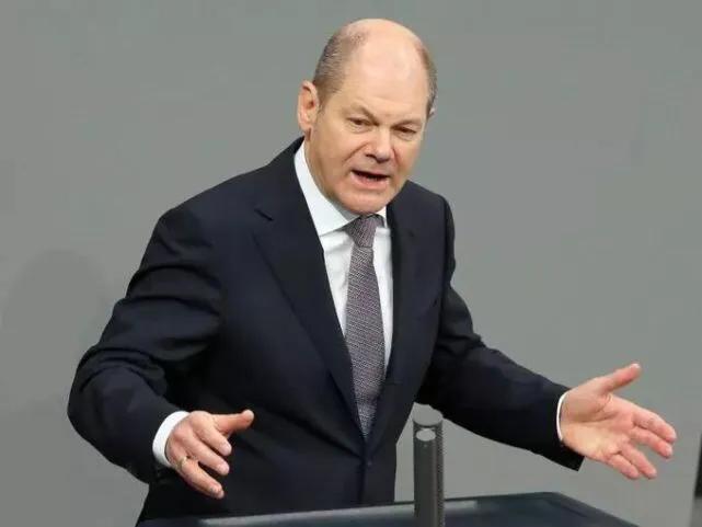 马克龙认为“欧洲不应追随美国，而是可以成为与中国、美国并列的世界第三极”！然而，