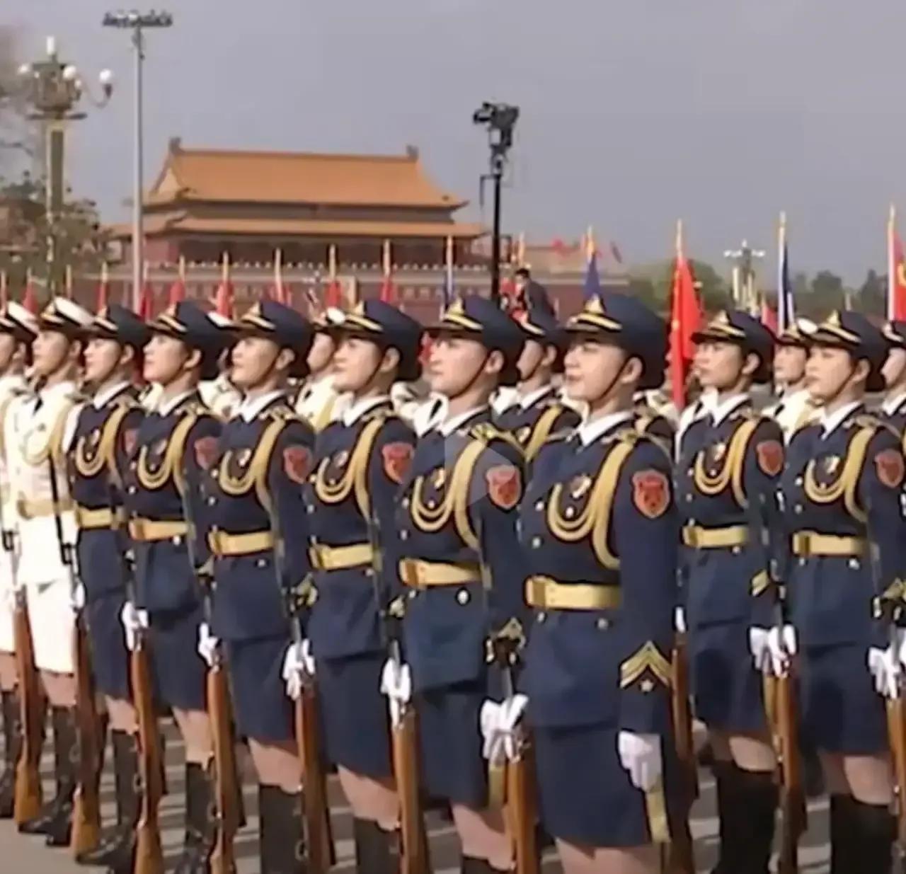 惊艳世界中国三军仪仗队女兵，真是太漂亮了。每个都是大高个，标准身材好多都是大美女