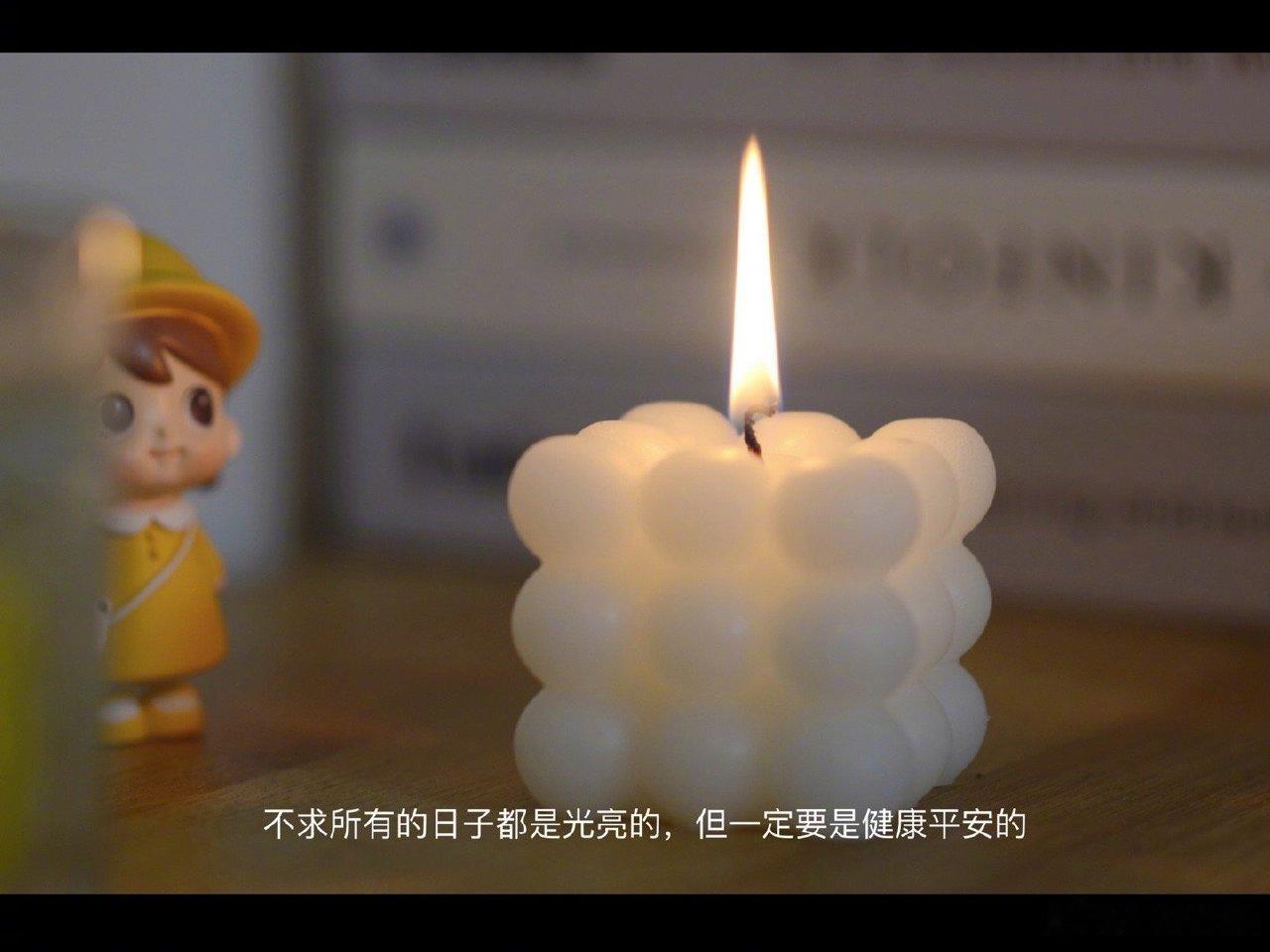 我当然会爱上那个边吵架边汇报行程 还会给我买喜欢的小蛋糕的男孩 而不是一言不合只