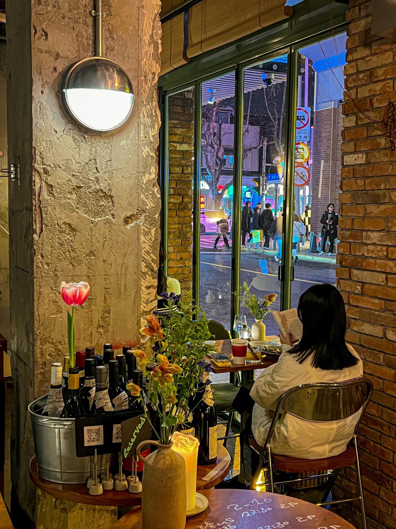 上海这么惊艳的bistro…大可不必如此低调…
周五下班和姐妹约在淮海路这家bi