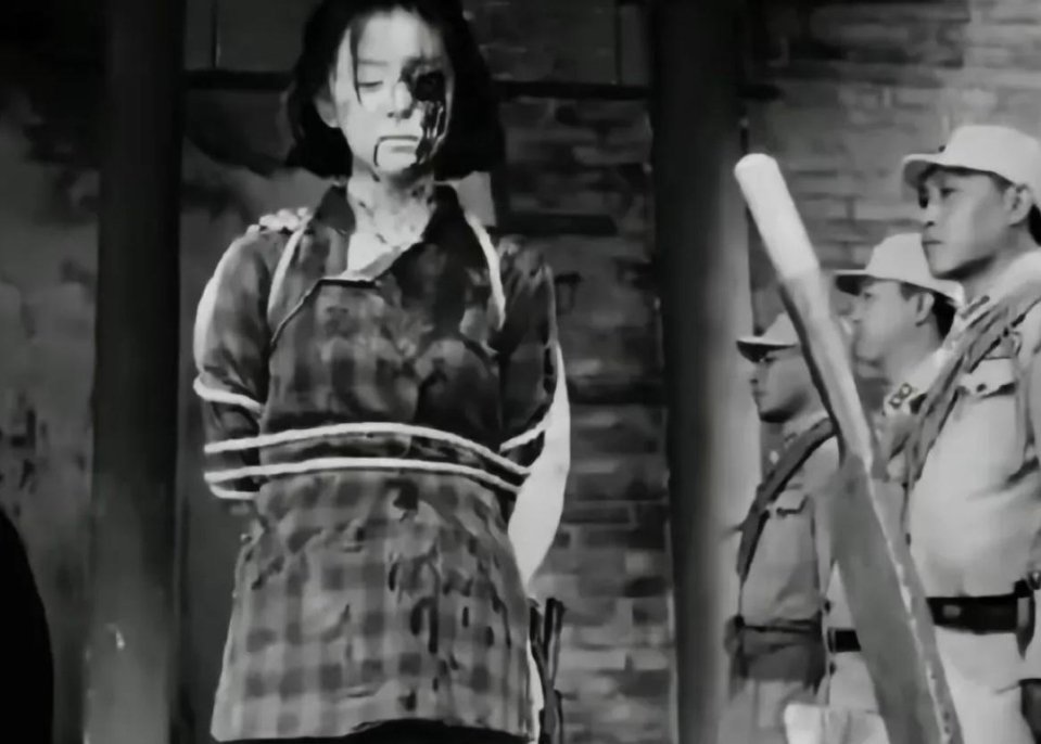 #历史那些事[超话]#1947年9月，经过敌人15昼夜的折磨，尹灵芝遍体鳞伤，石
