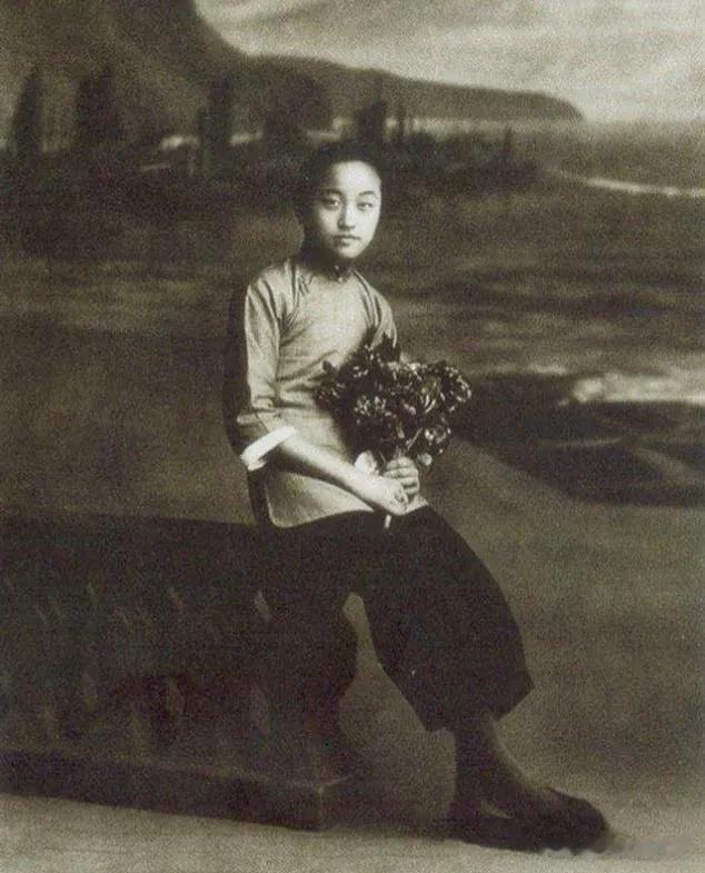 她叫陈洁如，1919年，13岁时被32岁的蒋介石疯狂追求，1921年，15岁时蒋