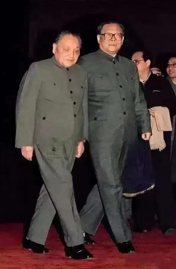 两代伟人，步调一致。
蓝图绘就，前赴后继！
