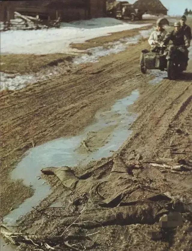 1942年，一具阵亡的苏军士兵遗体已被德军坦克“压扁”，与冰雪和泥土融为一体。画
