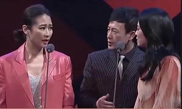 张颂文被姚晨当众推开[玫瑰][玫瑰]
张颂文含泪喊话，
姚晨反而成了雪中送炭的人
