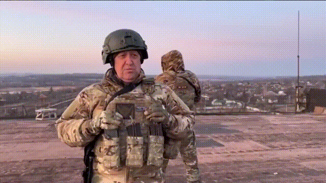 普里戈津向泽连斯基发出呼吁，允许老人和儿童离开这座城市。他谈到了巴赫穆特的前景：