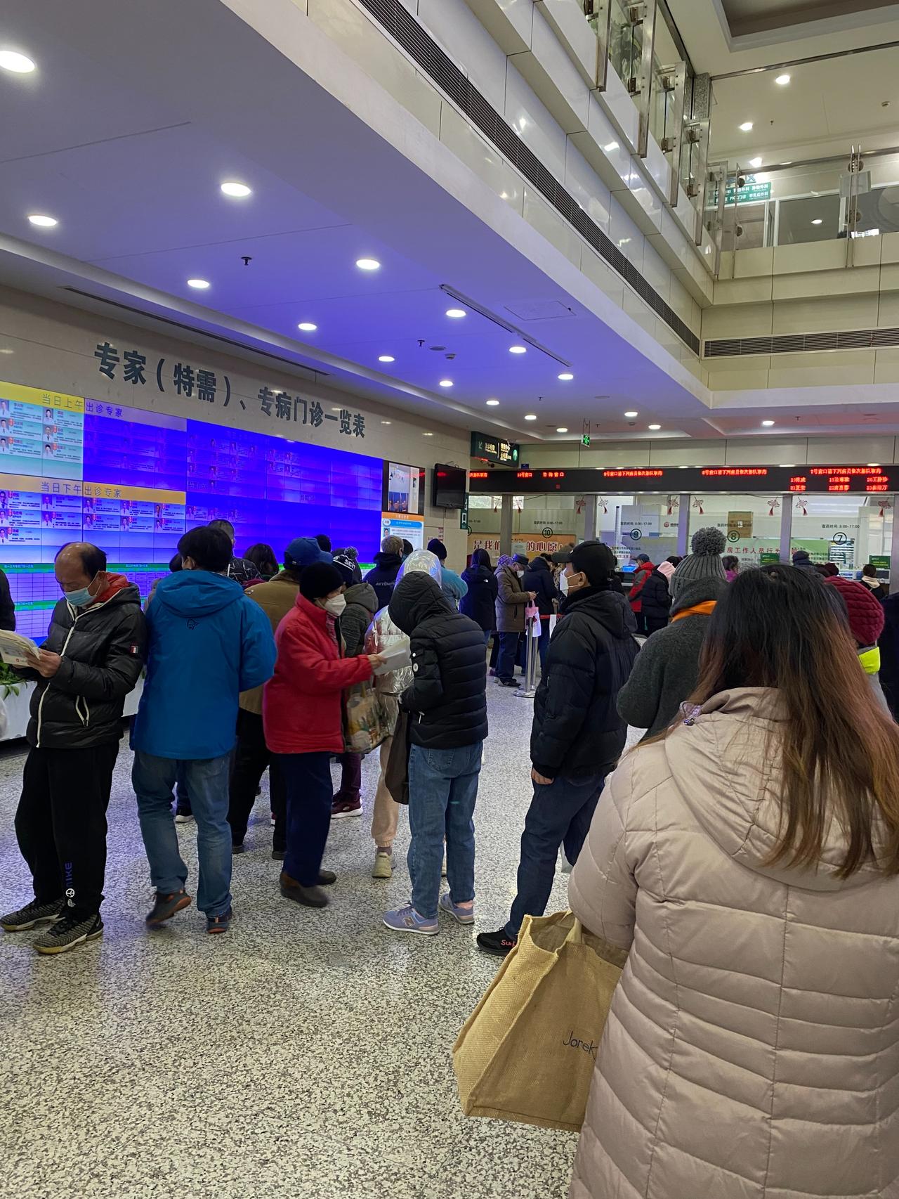 在医院排队时，看到如此令人错愕