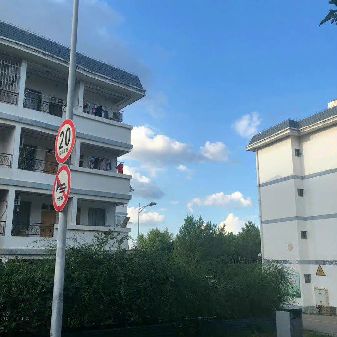 文案/一些朋友圈日常文案❶ 日子常新，未来不远。❷ 所以我把想说的话藏在了照片里