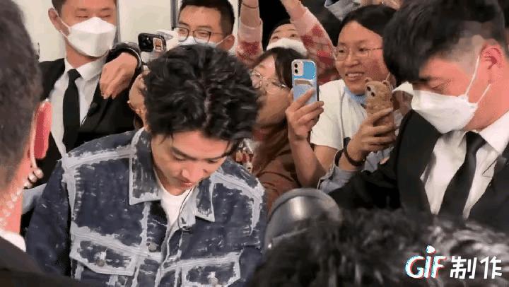 陈晓李沁去扫楼，女粉丝高喊着在一起，李沁羞得捂脸大笑，陈晓表情奇怪。

陈晓是已