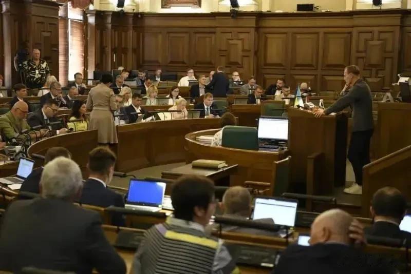 拉脱维亚将驱逐不会说拉脱维亚语的双重国籍公民和俄罗斯侨民，所谓“双重国籍”专指同