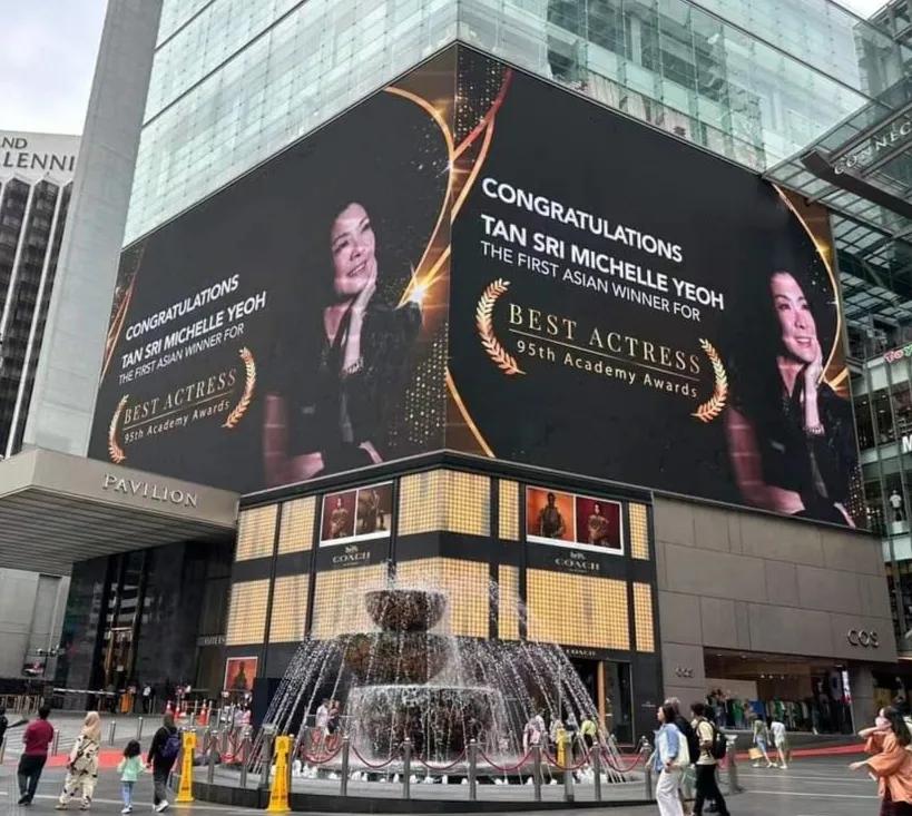 马来西亚人这样祝贺杨紫琼：首先是马来西亚之光，然后是华人之光，大多称其英文名。
