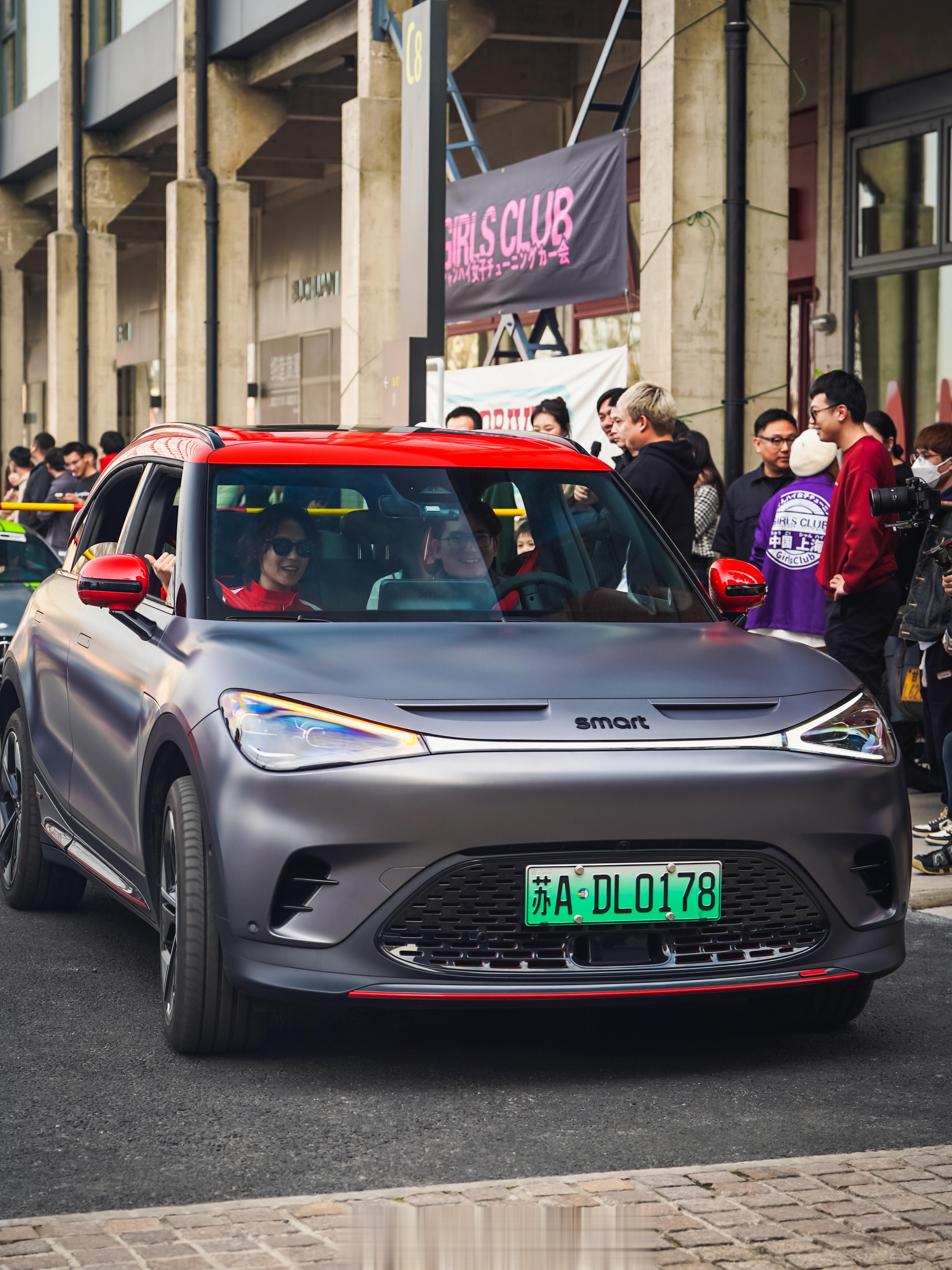 情人节车聚Girls&Cars  别小看玩车女孩的号召力，聚集上百台车不在话下，