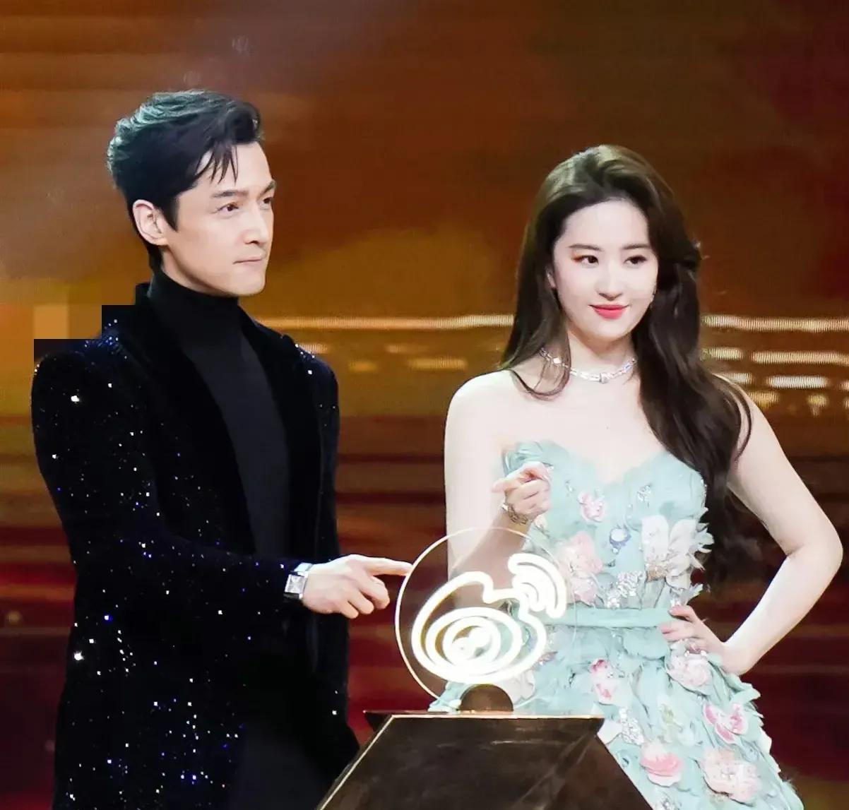 恭喜胡歌刘亦菲获奖！胡歌的情商太高了，他的获奖感言可以打满分。

他先是夸赞航天