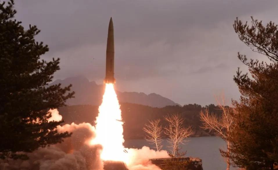 尹锡悦表示朝鲜的导弹挑衅将会受到惩罚，据《朝鲜日报》报道，在朝鲜进行弹道导弹试射