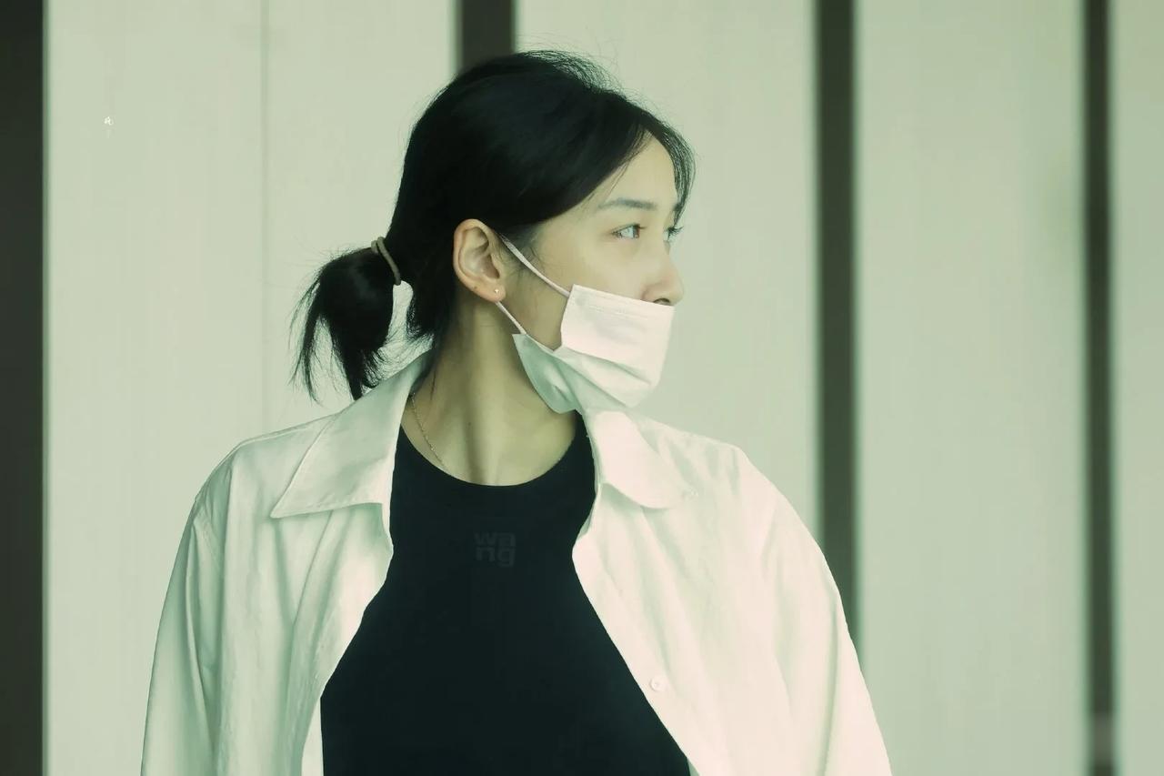 国乒头号女神火了，机场照又美又飒，网友惊呼：国乒终于有了真正的大美女了
新加坡大
