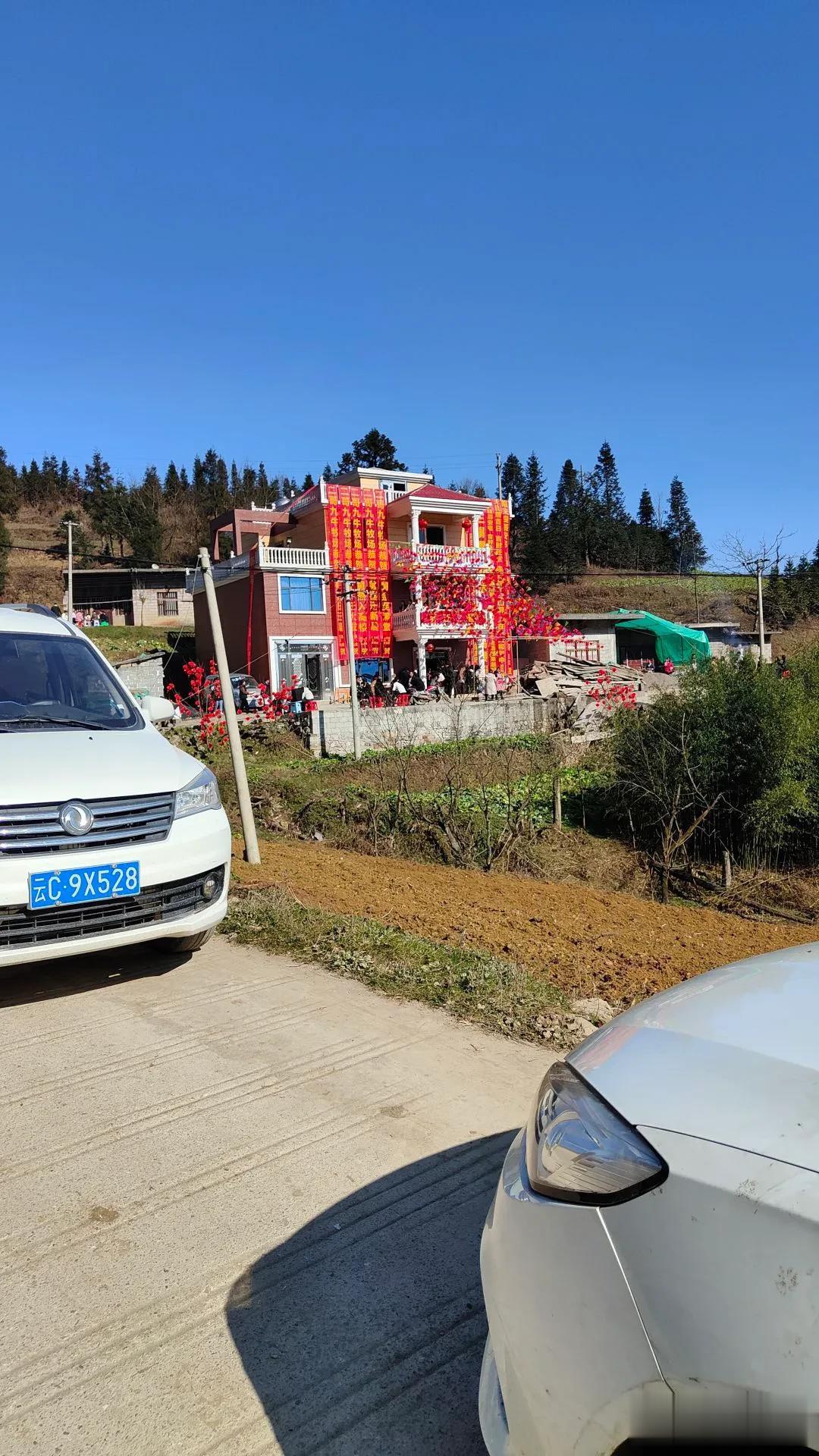 真的是富在深山有远亲，穷在闹市无人问么
穷人在闹市街头耍十把钢钩，钩不着亲人骨肉