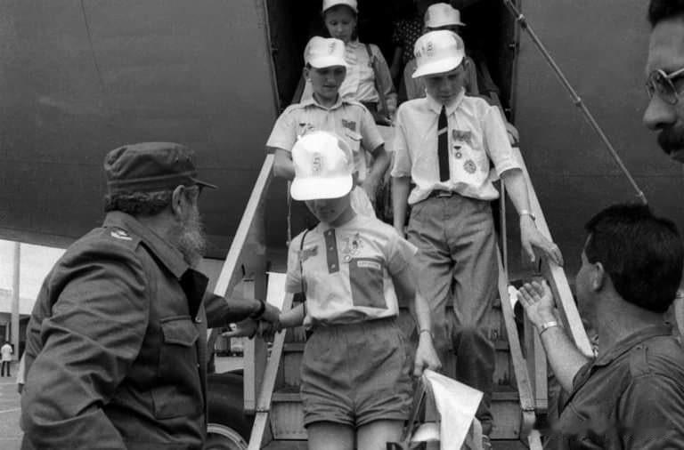 1990年3月29日，第一批切尔诺贝利儿童抵达古巴。139名苏联儿童受到了菲德尔