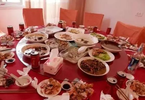 浪费食物罚 2000 元，重庆一火锅店因 16 支未吃完的雪糕被开罚单。
讲道理