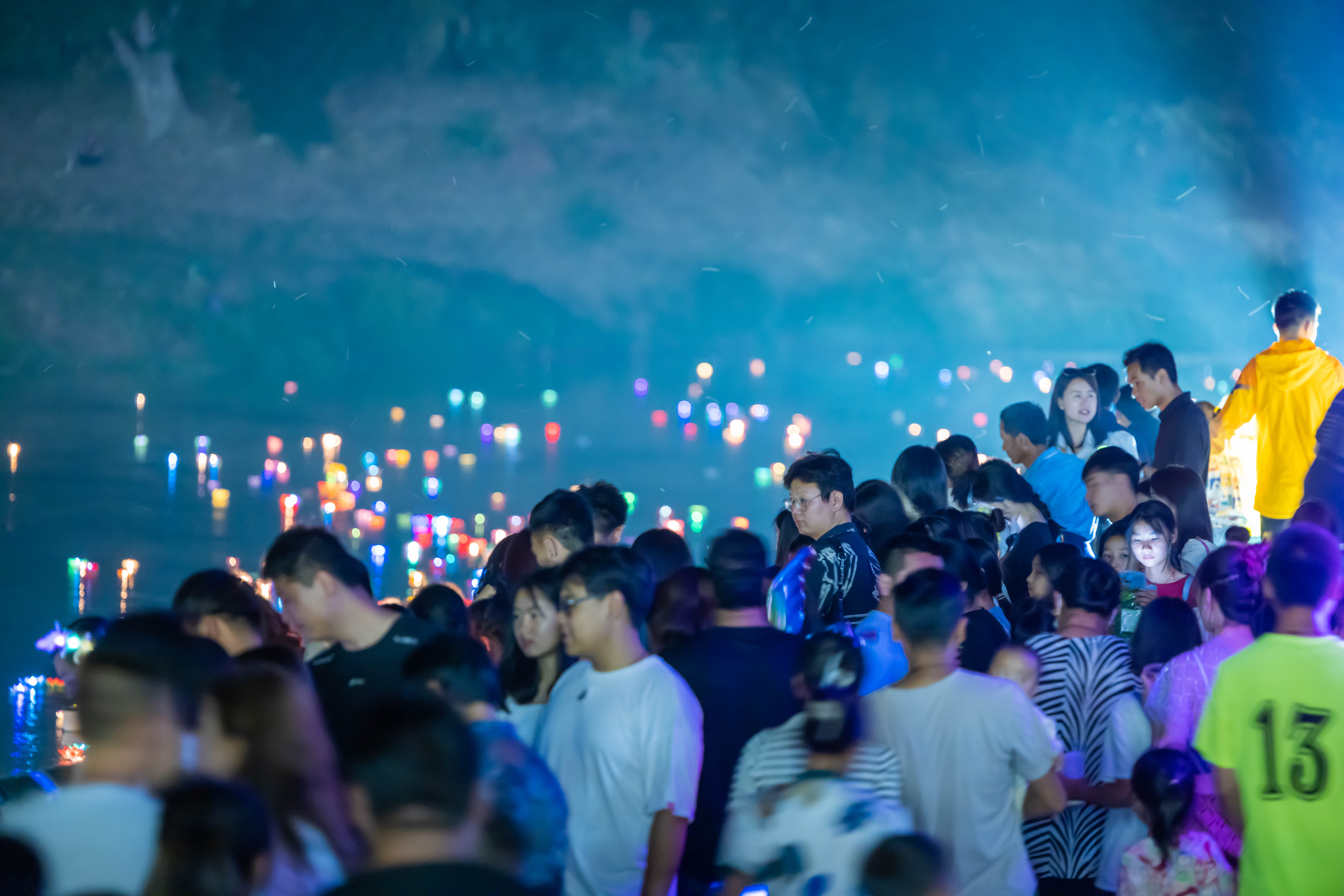 【云南景谷：水灯点亮星夜 似满天星河】水灯，又称河灯，是一种古老的传统民俗文化活