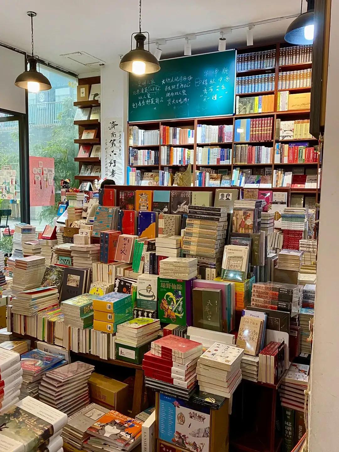 济南本地的宝藏书店
在大明湖旁边
书店不大  堆满了书
进入看看  会很治愈
 