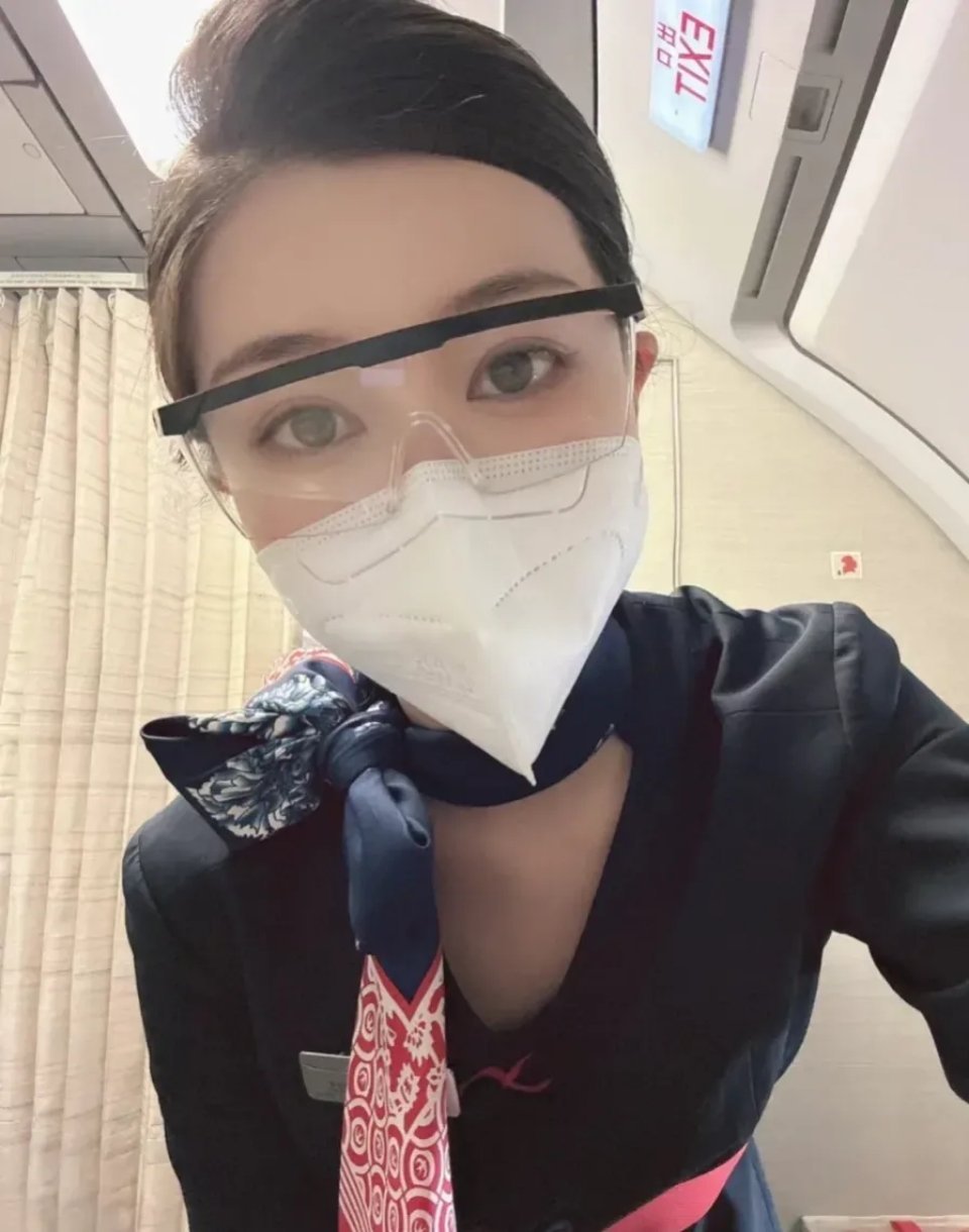 今天在航班上遇到一个变态！年纪比较大的一个商务舱乘客。想要我的电话联系方式！我委
